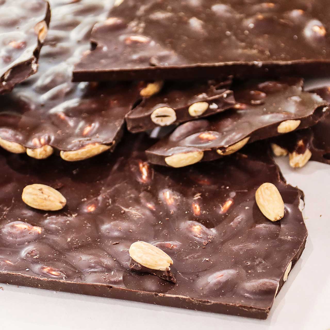 Bruchschokolade Zartbitter mit blanchierten Mandeln